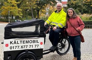 Linda Vierecke mit Michael Geymeier von der Heilsarmee auf dem Arnimplatz