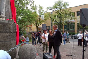 Klaus Mindrup am 8. Mai am sowjetischen Denkmal in Buch