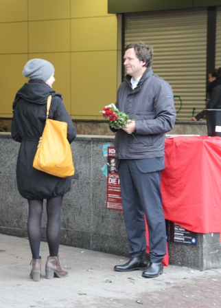 Rosenverteilung Frauentag 08.03.2012